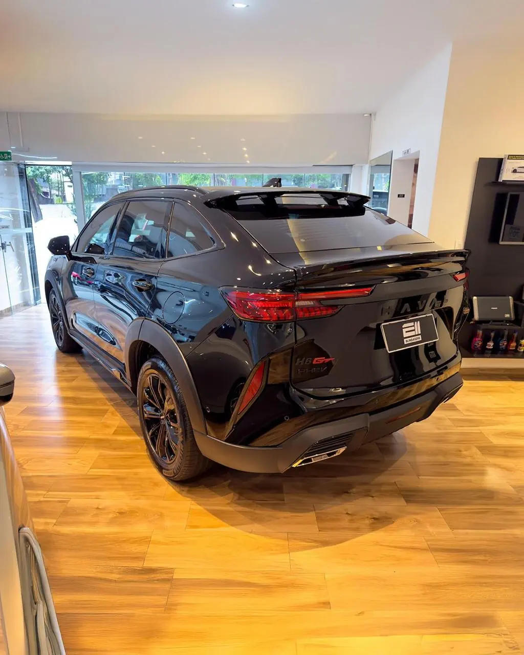 SUV blindado no showroom